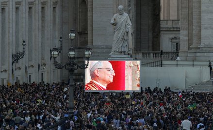 Tłum wita w Watykanie nowego papieża Leona XIV