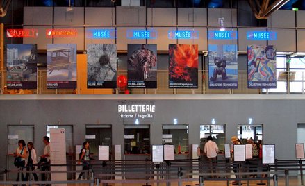 Paryż: Bezdomny zaatakował nożem dzieło artysty współczesnego