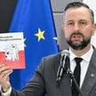 Wicepremier, minister obrony narodowej Władysław Kosiniak-Kamysz prezentuje „Poradnika bezpieczeństw