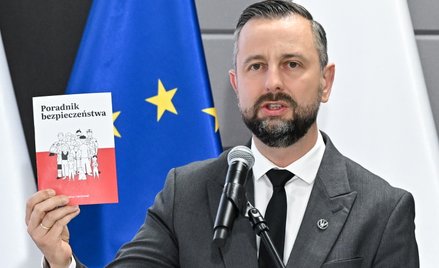 Wicepremier, minister obrony narodowej Władysław Kosiniak-Kamysz prezentuje „Poradnik bezpieczeństwa