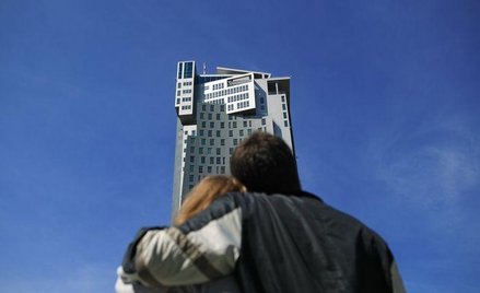 Osoba, która przebywa w określonej miejscowości pod tym samym adresem dłużej niż trzy doby jest obow