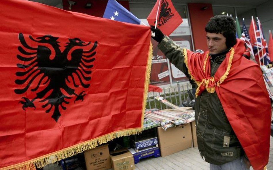 Albańska flaga w Prisztinie