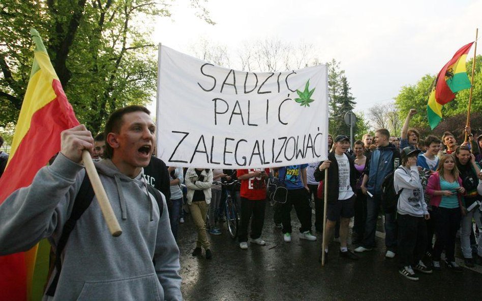 Manifestacja poparcia dla depenalizacji marihuany. Takie wydarzenia przyciągają głównie młodych ludz