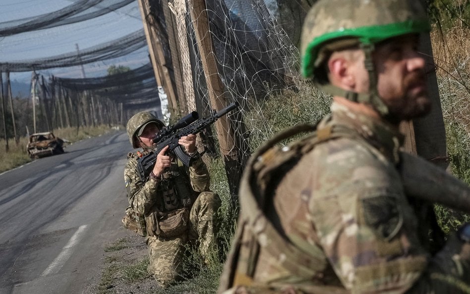 Żołnierze 93. Brygady Zmechanizowanej Sił Zbrojnych Ukrainy na patrolu w rejonie Kramatorska, 11 wrz