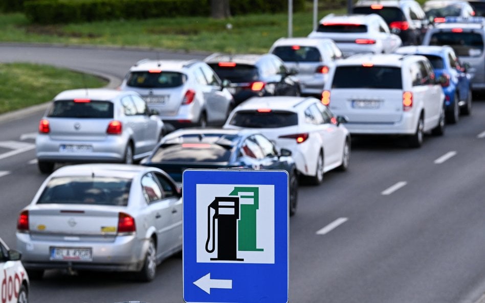 Kierowcy zapłacą mniej niż w czwartek. Rząd obniża ceny benzyny i diesla