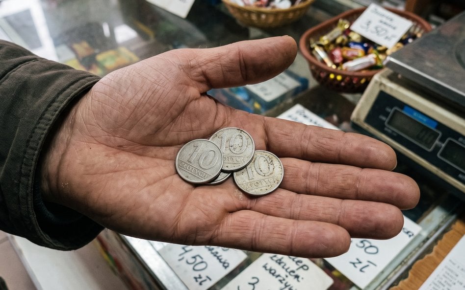 10-złotówki jeszcze w czasach PRL były głównie monetami, tylko sporadycznie uzupełnianymi banknotami