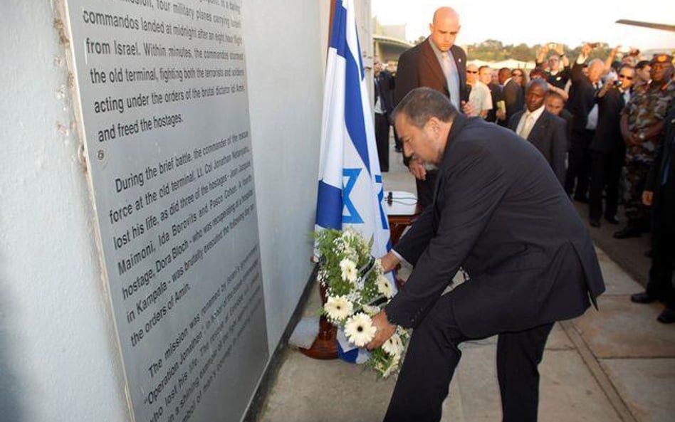 Awigdor Lieberman składa wieniec na lotnisku w Entebbe