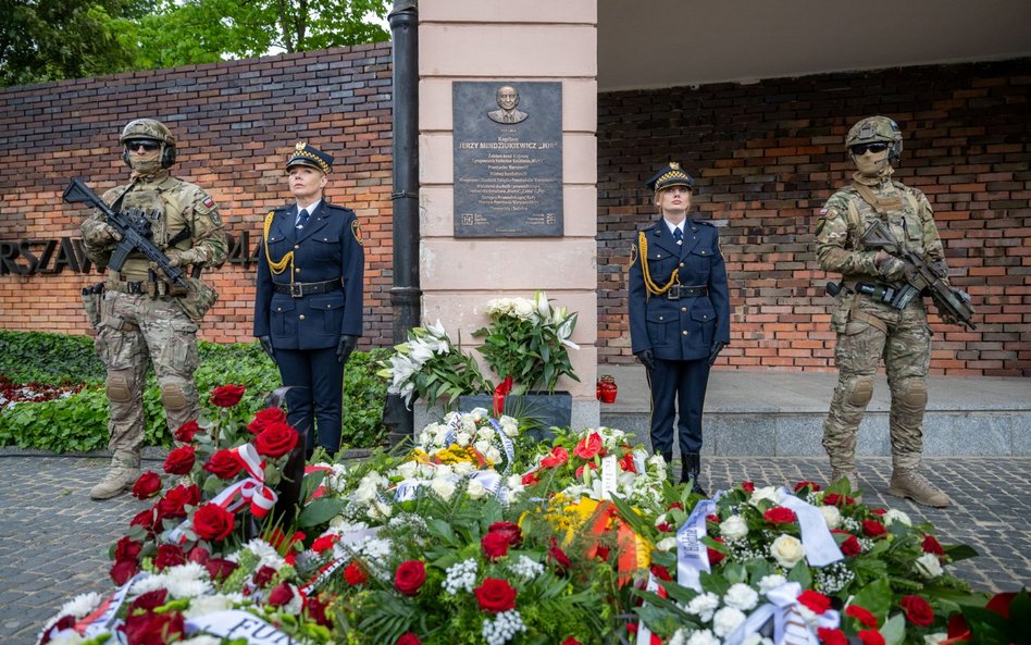 Tablica na ścianie przy ul. Długiej 22