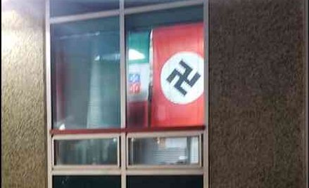 USA: Dlaczego w oknie klasy wisiała nazistowska flaga?