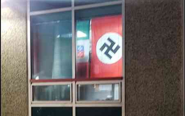 USA: Dlaczego w oknie klasy wisiała nazistowska flaga?