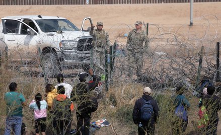 Amerykańska Gwardia Narodowa próbuje powstrzymać imigrantów z Wenezueli w pobliżu El Paso