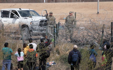 Amerykańska Gwardia Narodowa próbuje powstrzymać imigrantów z Wenezueli w pobliżu El Paso