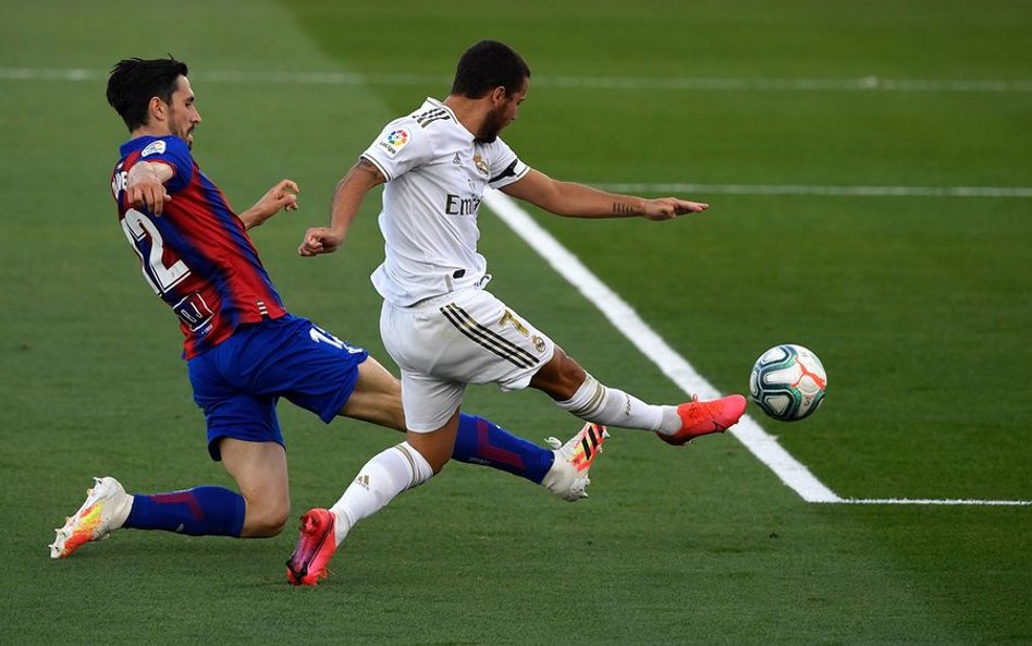 Real ściga Barcelonę. Piękny gol Kroosa