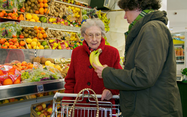 Sklepy pomagają seniorom w zakupach