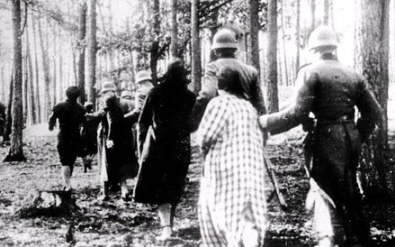 Kobiety w drodze na egzekucję w Palmirach. Między grudniem 1939 a lipcem 1941 r. funkcjonariusze SS 