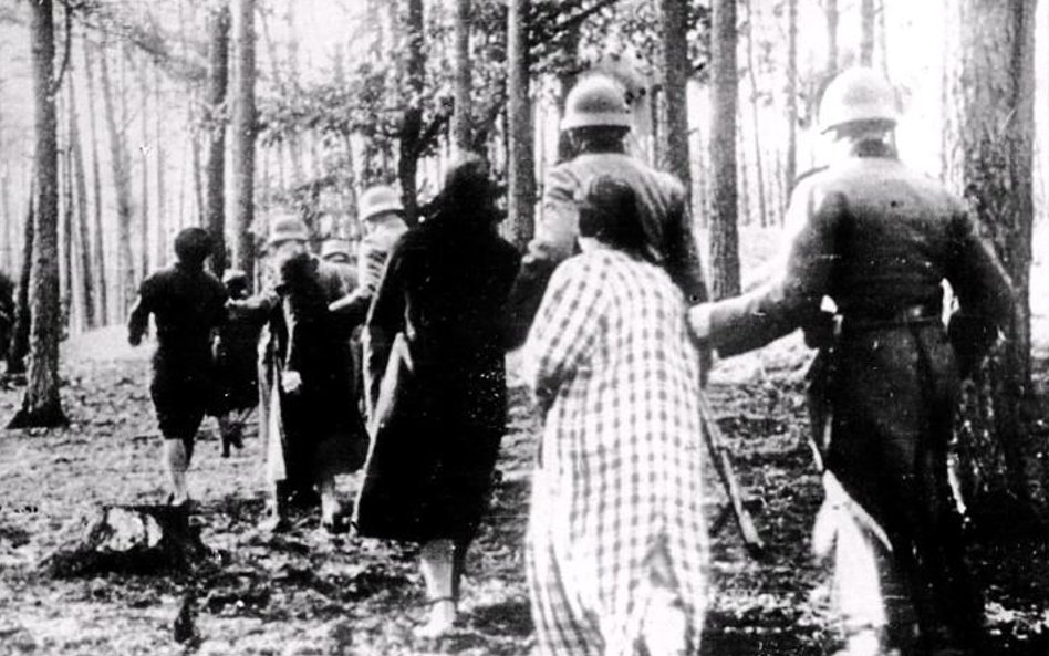 Kobiety w drodze na egzekucję w Palmirach. Między grudniem 1939 a lipcem 1941 r. funkcjonariusze SS 