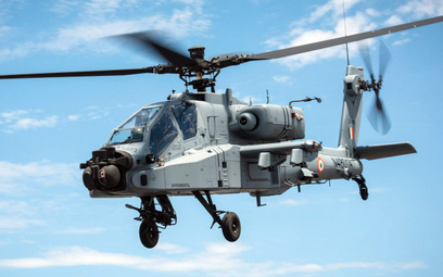Śmigłowiec bojowy Boeing AH-64E Guardian podczas prób na terenie Stanów Zjednoczonych.