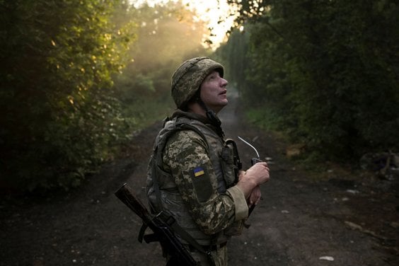 Украинский солдат из 93-й отдельной механизированной бригады на позиции на передовой в районе К.
