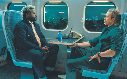 Brad Pitt (z prawej) w „Bullet Train” zagrał kilera Biedronkę. W filmie występuje również m.in. popu