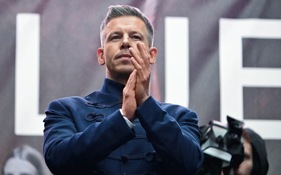 Péter Magyar zagrzewa Węgrów do boju przeciw obozowi władzy, przekonując, że „ten system można zastą