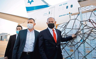 Premier Beniamin Netanjahu wita 10 stycznia na lotnisku pod Tel Awiwem kolejny transport szczepionek