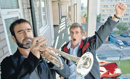 „Miałem dużo wolnego czasu, więc nauczyłem się grać na trąbce” – odpowiada Eric Cantona w filmie Ken