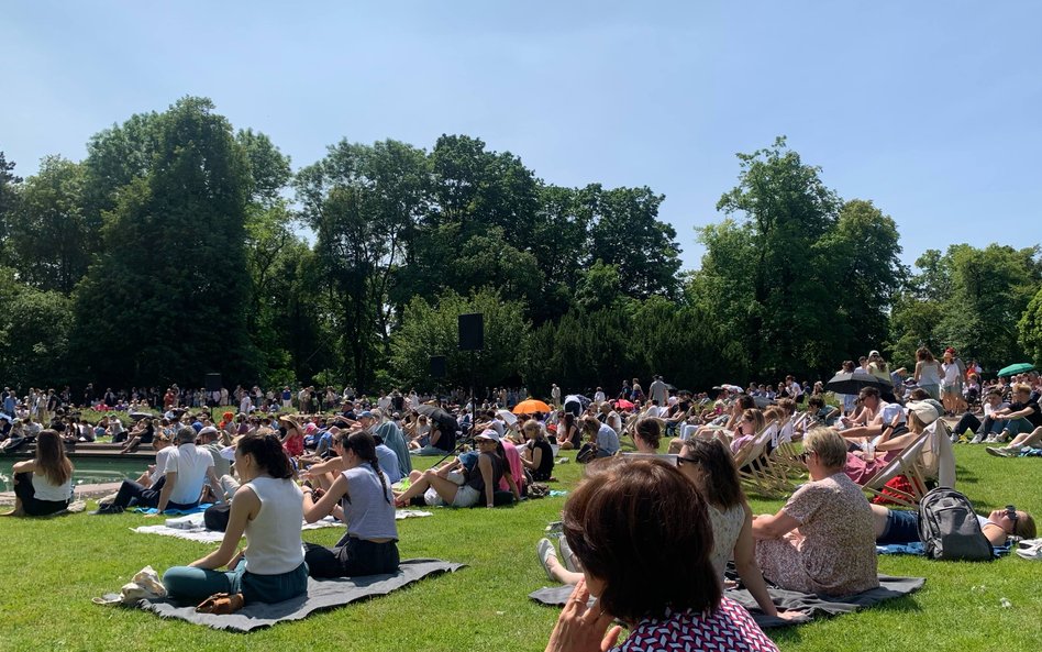 Słoneczna aura sprzyjała wypoczynkowi na trawie