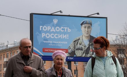 Billboard propagandowy w Moskwie, przedstawiający portret żołnierza rosyjskich sił zbrojnych Czyngis