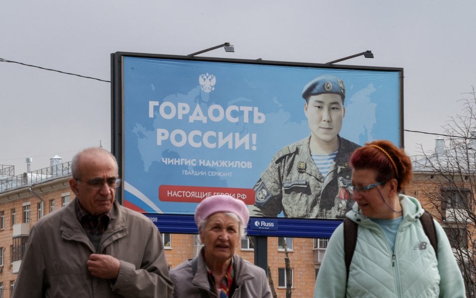 Billboard propagandowy w Moskwie, przedstawiający portret żołnierza rosyjskich sił zbrojnych Czyngis
