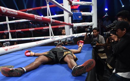 5 lutego, Dżakarta. Nokaut Defrego Palulu z Indonezji podczas walki o mistrzostwo WBO Azji i Pacyfik