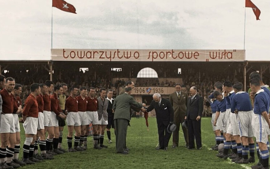 Uroczystości obchodów 30-lecia TS Wisła w 1936 r. Mecz z Chelsea Londyn. Na dekoracjach widoczny rok