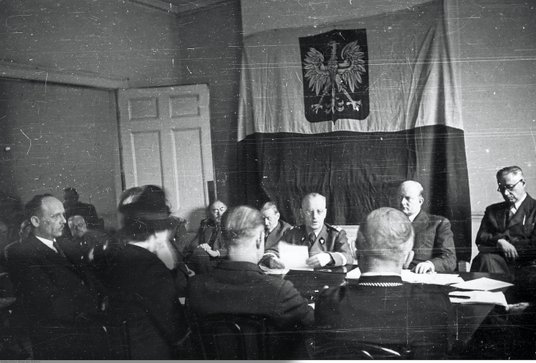 Wspólne posiedzenie rządu RP i Rady Narodowej. Drugi od prawej: wicepremier Stanisław Mikołajczyk, z