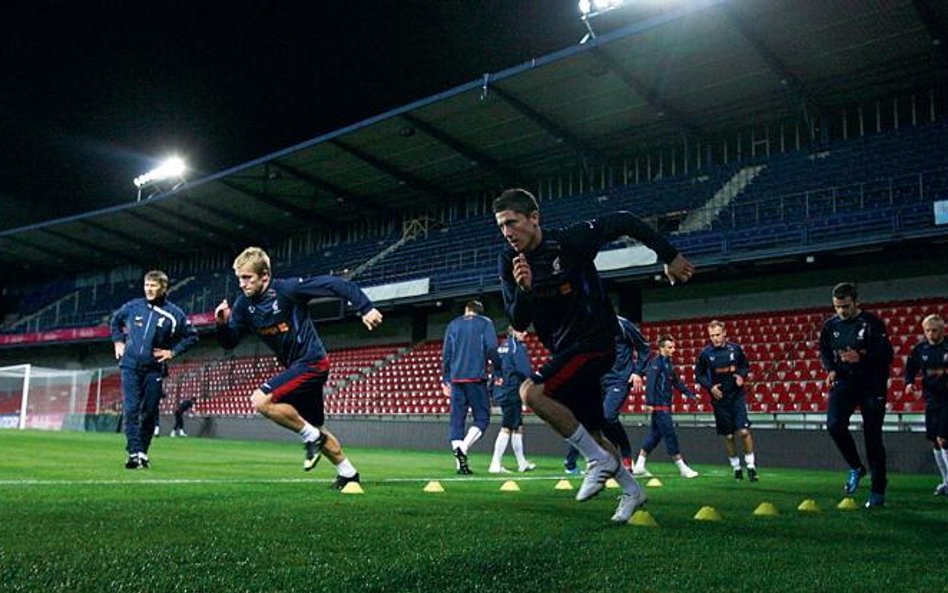 Piątkowy trening na stadionie Sparty w Pradze. Na pierwszym planie Jakub Błaszczykowski (z lewej) i 