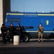 Funkcjonariusze francuskich organów ścigania przed Łukiem Triumfalnym