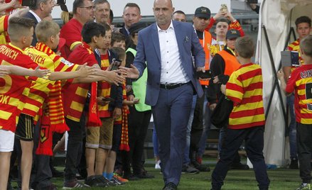 Trener Jagiellonii Białystok Michał Probierz w drodze na ceremonię dekoracji medalami wicemistrzów P