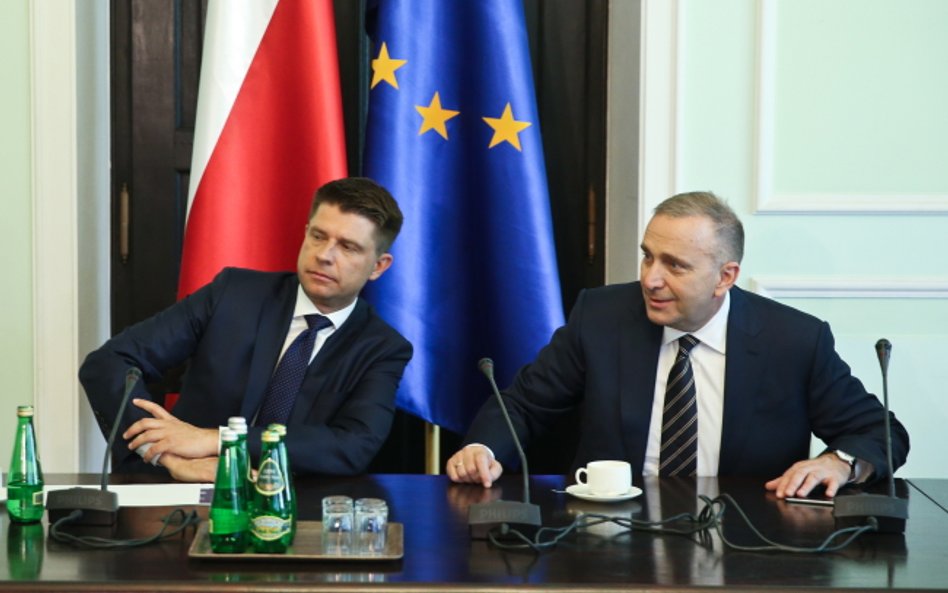 Petru: Miękkie nogi rządu