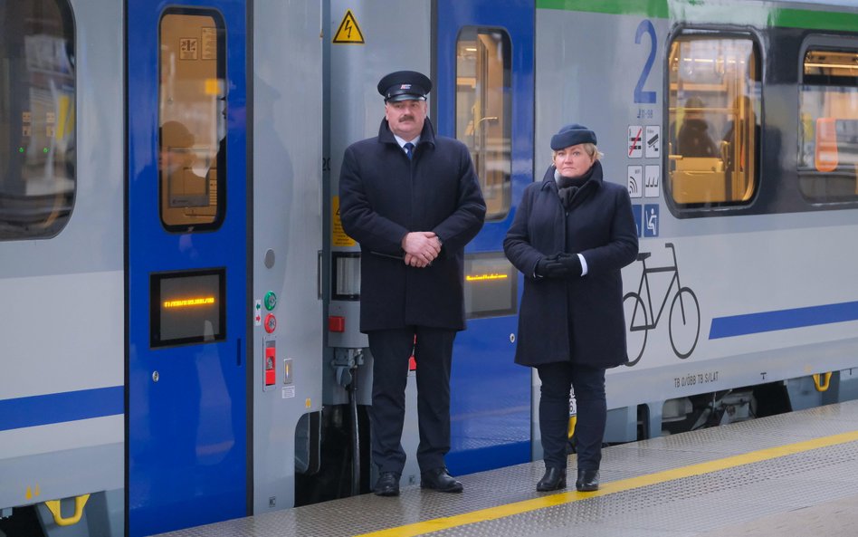 Miliony na nowe koszule dla konduktorów PKP Intercity