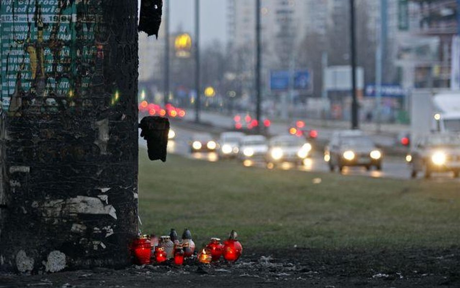 Warszawa, ul. Puławska. Miejsce gdzie rozbił się samochód Ferrari, którym jechali dziennikarze