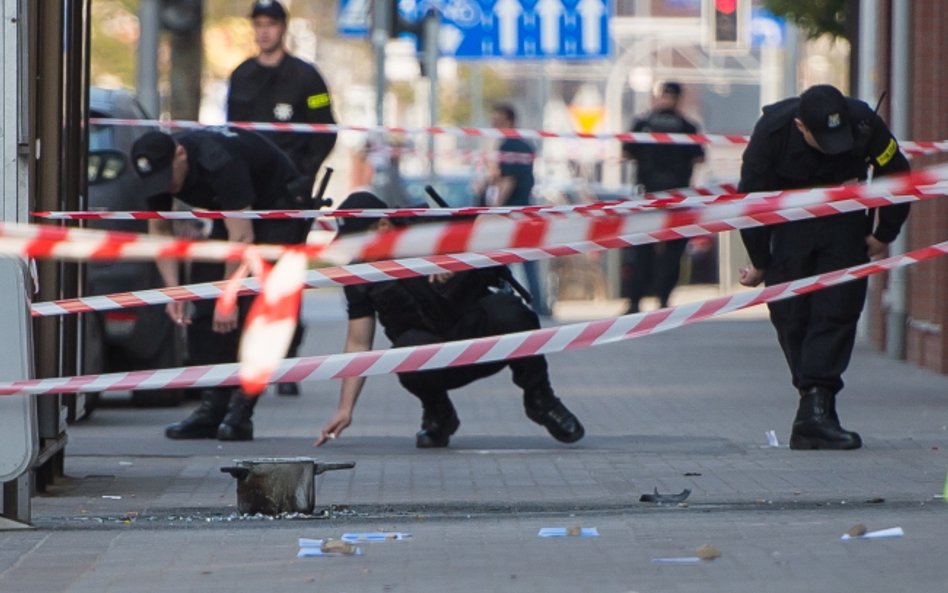 Okolice przystanku autobusowego na ulicy Kościuszki we Wrocławiu, w którym w czwartek doszło do eksp