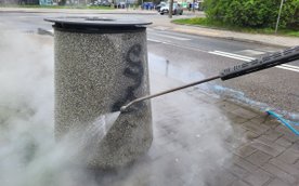 Kosze myte są głównie nocą, aby nie utrudniać ruchu pieszym i ograniczyć niedogodności dla mieszkańc