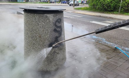 Kosze myte są głównie nocą, aby nie utrudniać ruchu pieszym i ograniczyć niedogodności dla mieszkańc