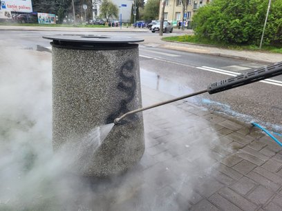 Kosze myte są głównie nocą, aby nie utrudniać ruchu pieszym i ograniczyć niedogodności dla mieszkańc