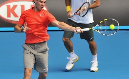 Roger Federer i Rafael Nadal po jednej stronie siatki. To musi być pokazówka.