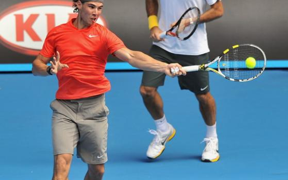 Roger Federer i Rafael Nadal po jednej stronie siatki. To musi być pokazówka.