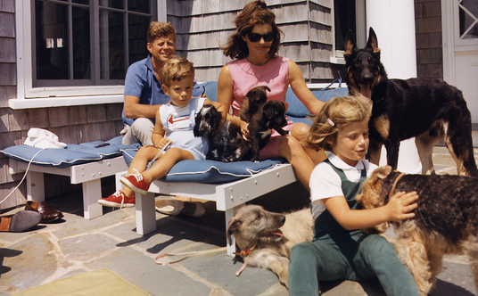 John F. Kennedy, jeśli nie musiał zakładać garnituru, uwielbiał styl ”preppy”. Koszulki polo, spodni