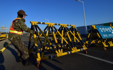 Południowokoreańscy żołnierze stawiają barykady na drodze prowadzącej do Obszaru Przemysłowego Kaeso