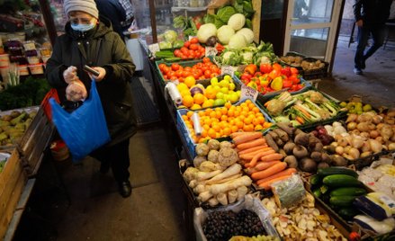 Wzrosty cen żywności widać nie tylko w sklepach, ale też na targowiskach.  Warzywa drożeją z powodu 