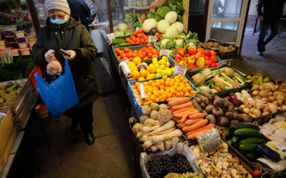 Wzrosty cen żywności widać nie tylko w sklepach, ale też na targowiskach.  Warzywa drożeją z powodu 