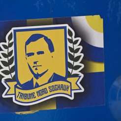 Naklejka z podobizną Stepana Bandery na jednej z ulic w Budapeszcie