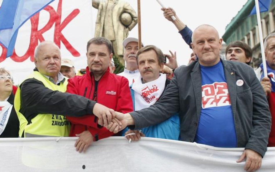 Rząd przystał na ozusowanie umów pod naciskiem związkowców. Ci są pewni, że zły scenariusz się nie z